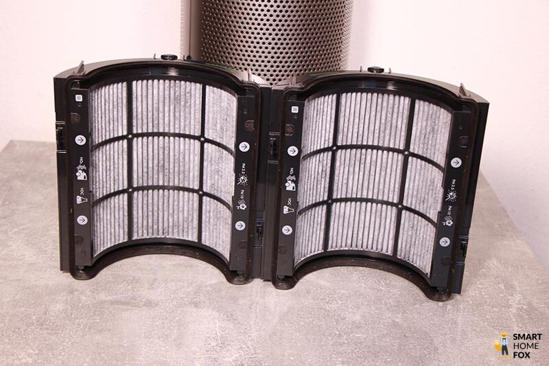 Der Aktivkohlefilter des Dyson Purifier Cool Autoreact TP7A Luftreinigers steht auf einem Tisch